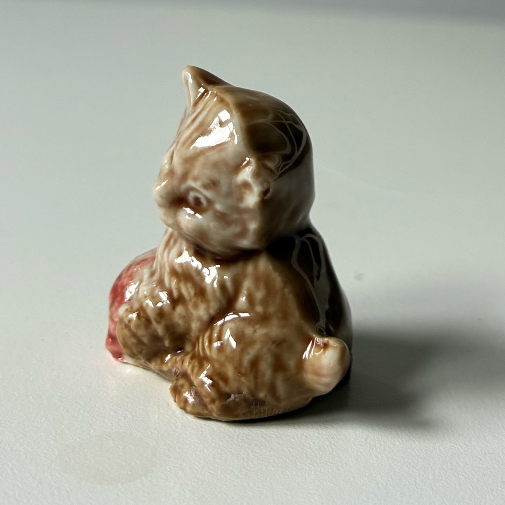 Vintage Wade England Mini Ceramic Kitten Figurine with yarn - Brown and Pink - Picture 4 of 11